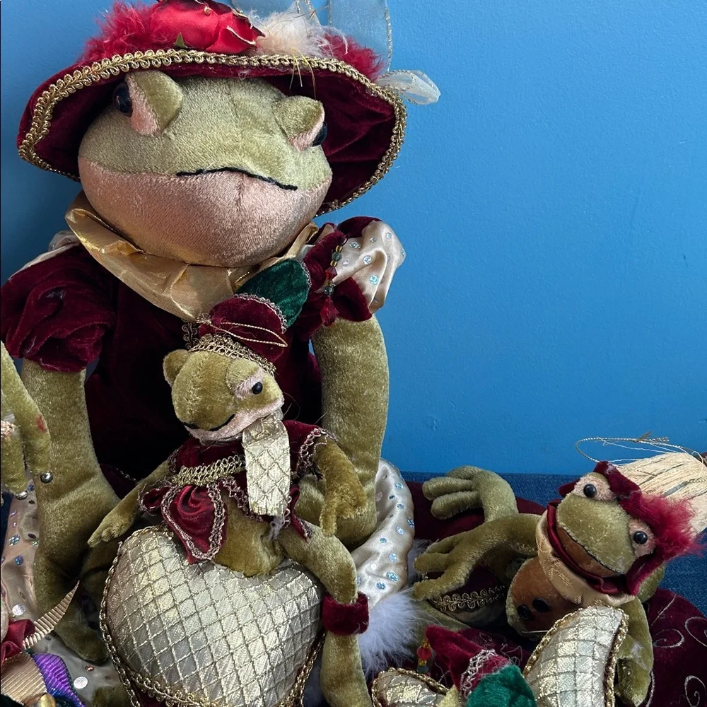 Festive Frog Royalty Holiday Decor Set - Picture 4 of 5